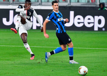 Turin (Italy), 08/03/2020.- Juventus'Äô Blaise Matuidi (L) takes a shot during the Italian Serie A soccer match Juventus FC vs FC Internazionale Milano at the Allianz Stadium in Turin, Italy, 08 March 2020. (Italia, Estados Unidos) EFE/EPA/ALESSANDRO DI MARCO