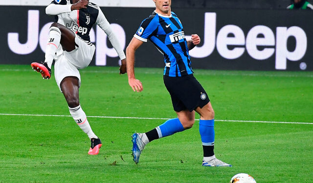 Turin (Italy), 08/03/2020.- Juventus'Äô Blaise Matuidi (L) takes a shot during the Italian Serie A soccer match Juventus FC vs FC Internazionale Milano at the Allianz Stadium in Turin, Italy, 08 March 2020. (Italia, Estados Unidos) EFE/EPA/ALESSANDRO DI MARCO