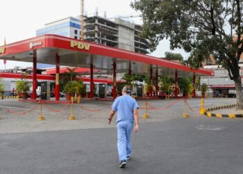 Un médico camina cerca de una gasolinera cerrada durante la cuarentena nacional por el brote del coronavirus en Caracas, Venezuela, el 7 de abril de 2020 (REUTERS/Manaure Quintero)