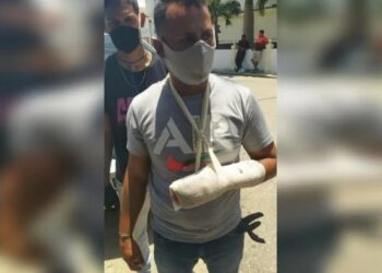 El alcalde del municipio Valdez por el Psuv, , Ander Charles, fue agredido en la mano por un teniente de la Guardia Nacional | Foto: cortesía habitantes de Guiria.