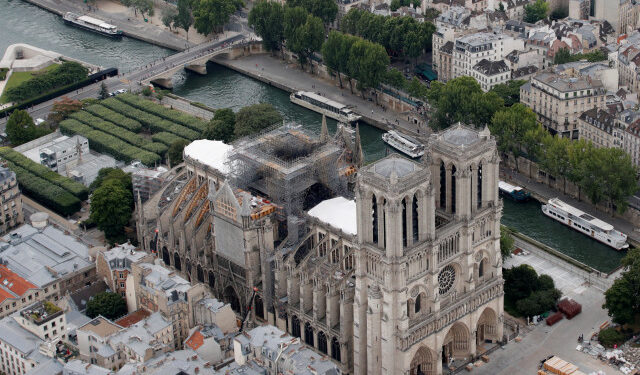 Foto de archivo del techo dañado de la catedral de Notre-Dame de París durante las tareas de reconstrucción. 
Jul 14, 2019. REUTERS/Philippe Wojazer