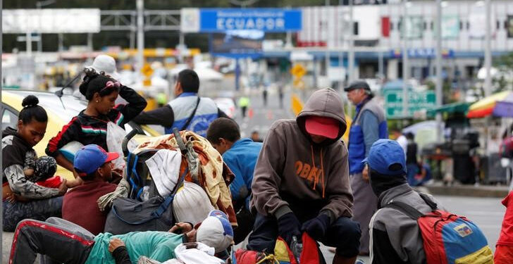 FOTO DE ARCHIVO. Venezolanos esperan para cruzar la fontera entre Colombia y Ecuador, en Ipiales, Colombia. 15 de marzo de 2020. REUTERS/Daniel Tapia.