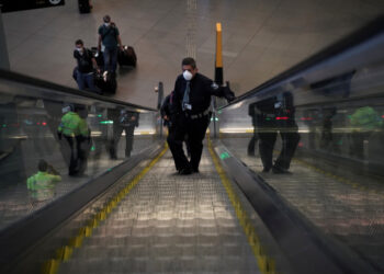 A security guard wears a face mask inside El Dorado International Airport after flights were suspended to curb the spread of coronavirus disease (COVID-19), in Bogota, Colombia March 24, 2020. Picture taken March 24, 2020. REUTERS/Nathalia Angarita. NO RESALES. NO ARCHIVES.