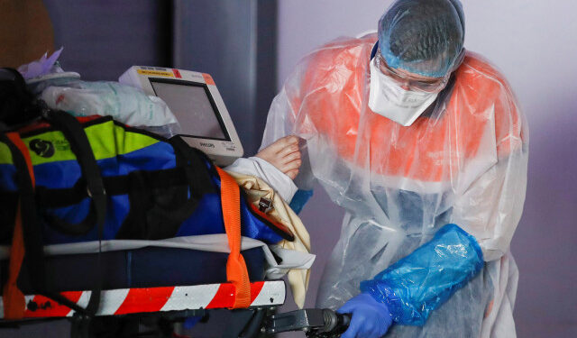 A health worker carries out a patient on a stretcher from an ambulance at the Pontchaillou hospital of Rennes during a transfer operation of people infected with coronavirus disease (COVID-19), from Paris Region Hospital to Britanny, France April 1, 2020. REUTERS/Stephane Mahe