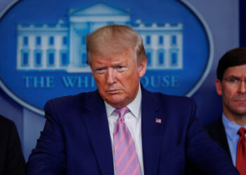 El presidente de EEUU, Donald Trump, durante su habitual rueda de prensa en la Casa Blanca por el coronavirus. 1 de abril de 2020. REUTERS/Tom Brenner