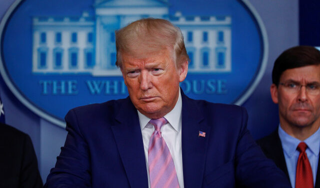 El presidente de EEUU, Donald Trump, durante su habitual rueda de prensa en la Casa Blanca por el coronavirus. 1 de abril de 2020. REUTERS/Tom Brenner