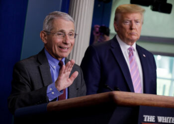 Imagen de archivo del director del Instituto Nacional de Alergias y Enfermedades Infecciosas, Dr. Anthony Fauci, hablando mientras el presidente de Estados Unidos, Donald Trump, escucha durante una conferencia diaria sobre la respuesta al coronavirus en la Casa Blanca en Washington, Estados Unidos. 10 de abril, 2020. REUTERS/Yuri Gripas/Archivo