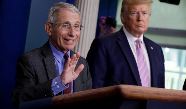 Imagen de archivo del director del Instituto Nacional de Alergias y Enfermedades Infecciosas, Dr. Anthony Fauci, hablando mientras el presidente de Estados Unidos, Donald Trump, escucha durante una conferencia diaria sobre la respuesta al coronavirus en la Casa Blanca en Washington, Estados Unidos. 10 de abril, 2020. REUTERS/Yuri Gripas/Archivo