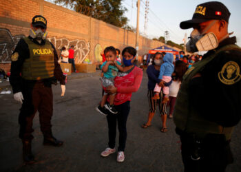 Imagen de archivo de personas fuera de una base de la Fuerza Aérea peruana espernado por vuelos que los lleven de regreso al la amazonía local en medio de la propagación del coronavirus, en Lima, Perú, Abril 24, 2020. REUTERS/Sebastián Castañeda. NO REVENTA. NO ARCHIVOS