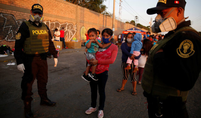 Imagen de archivo de personas fuera de una base de la Fuerza Aérea peruana espernado por vuelos que los lleven de regreso al la amazonía local en medio de la propagación del coronavirus, en Lima, Perú, Abril 24, 2020. REUTERS/Sebastián Castañeda. NO REVENTA. NO ARCHIVOS