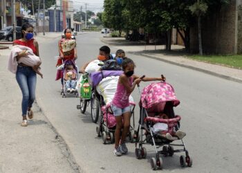 La organización apunta al cierre de las escuelas, a la saturación de hospitales y clínicas y, sobre todo, a la recesión causada por esta crisis como grandes amenazas para los menores. EFE/Archivo