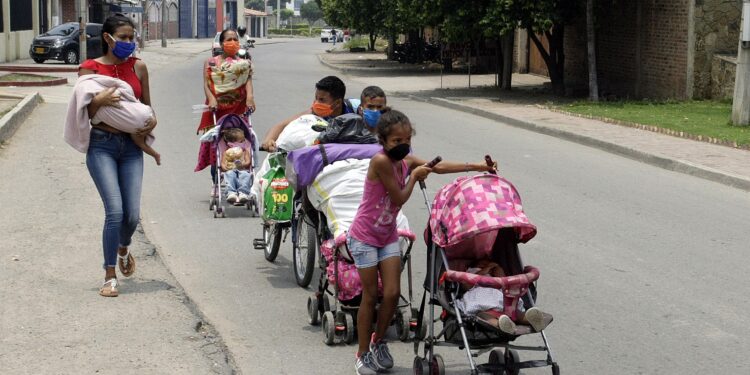 La organización apunta al cierre de las escuelas, a la saturación de hospitales y clínicas y, sobre todo, a la recesión causada por esta crisis como grandes amenazas para los menores. EFE/Archivo