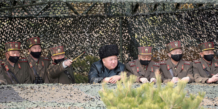 El líder norcoreano, Kim Jong-un, observando ejercicios militares en Corea del Norte, el 12 de marzo de 2020
KCNA / Reuters