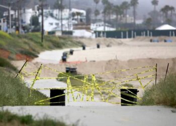 Una playa cerrada al público, Los Ángeles, California, EE.UU., 26 de abril de 2020.
Reed Saxon / AP