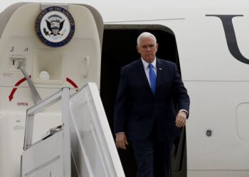 AME. BOGOTÁ (COLOMBIA), 25/02/2019.- El vicepresidente de los Estados Unidos, Mike Pence, llega a la Base de Catam, para asistir a una reunión del Grupo de Lima, que abordará la crisis en Venezuela, este lunes, en Bogotá (Colombia). La reunión se produce después de que el pasado sábado acabara en violencia el intento de ingresar ayuda humanitaria a Venezuela por pasos fronterizos con Colombia y Brasil. EFE/ Leonardo Muñoz