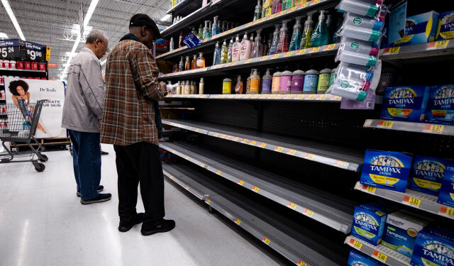 Hay cien trabajadores de supermercados afectados por el COVID-19 en la zona de Los Ángeles, según el recuento del Sindicato de Trabajadores Unidos de la Industria de Alimentos y el Comercio (UCFCW, en sus siglas en inglés).EFE/Etienne Laurent/Archivo