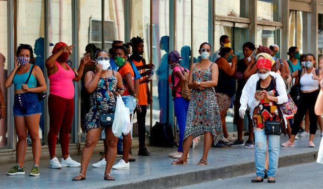 -FOTODELDÍA- HAB01. LA HABANA (CUBA), 22/04/2020 .- Varias personas hacen fila para entrar a un banco, este miércoles en La Habana (Cuba). Cuba anunció este miércoles otras dos muertes y 52 nuevos positivos de COVID-19 en el país, que dejan el número total de fallecidos en 40 y el de casos en 1.189, lo que supone una letalidad del 3,3%. El presidente del país, Miguel Díaz-Canel, exhortó a los ciudadanos no salir de casa excepto para actividades imprescindibles como ir a la compra o hacer trámites, si bien aún no se ha decretado oficialmente el confinamiento domiciliario obligatorio. EFE/Ernesto Mastrascusa