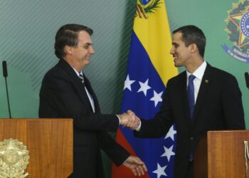 O presidente Jair Bolsonaro durante encontro com o autoproclamado presidente interino da Venezuela, Juan Guaidó, no Palácio do Planalto.