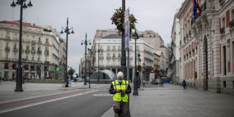 Un trabajador descansa en el centro de Madrid España. Foto AP.