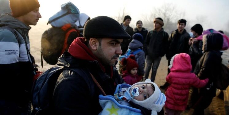 Migrantes caminan a lo largo del río Evros para llegar a Grecia, fotografiados cerca de la ciudad fronteriza turca de Edirne (REUTERS/Umit Bektas)