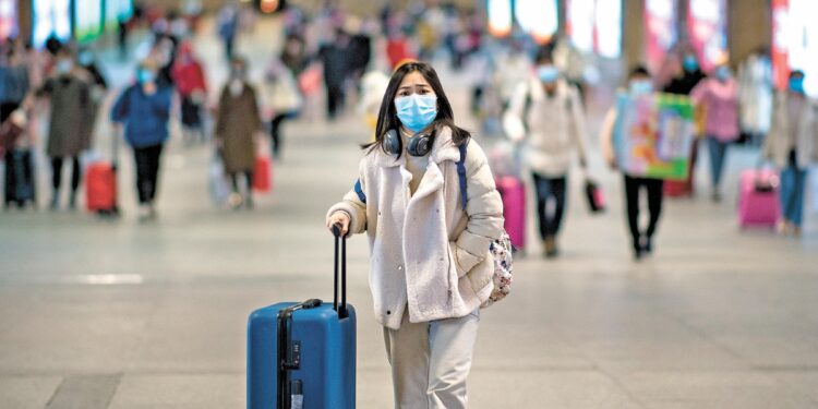 60 cuadratines, por favor  (200328) -- WUHAN, 28 marzo, 2020 (Xinhua) -- Una pasajera llega a la Estación de Trenes de Hankou en Wuhan, provincia de Hubei, en el centro de China, el 28 de marzo de 2020. Los trenes entrantes comenzaron a llegar a las 17 estaciones de tren en Wuhan el sábado. (Xinhua/Xiao Yijiu) (eb) (rtg)