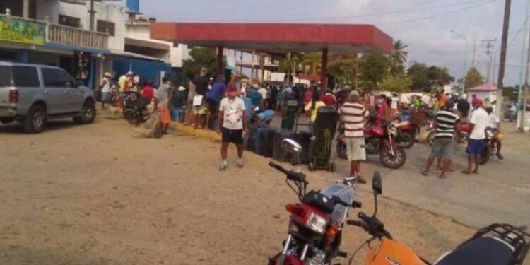 Los pescadores de Falcón han realizado protestas para exigir el abastecimiento de combustible para sus embarcaciones. Foto: Cortesía pescadores