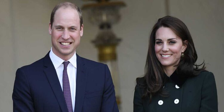 PARIS, FRANCE - MARCH 17:  Catherine, Duchess of Cambridge (R) and her husband Prince William, Duke of Cambridge (L) pose after their meeting with French President Francois Hollande (not pictured) at the Elysee Palace on March 17, 2017 in Paris, France. Kate and William will spend two days in the French capital in order to strengthen the Franco British relations, somewhat shaken since the Brexit.  (Photo by Julien de Rosa/IP3/Getty Images)