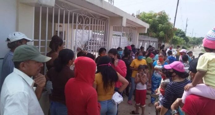 Familias wayuu en Machiques reclaman por la bolsa de comida de Mercal. Foto: Johandry Andrea Montiel.