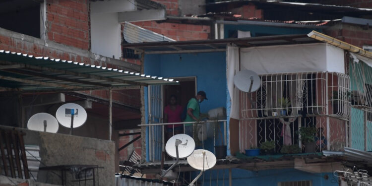 View of DirecTV dish antennas installed on houses at the Petare neighborhood in Caracas on May 19, 2020. - US telecommunications giant AT&T announced on Tuesday its "immediate" withdrawal from the pay television market in Venezuela, where it offered the DirecTV satellite platform, due to the impossibility of complying with the legal requirements of both countries. (Photo by Federico PARRA / AFP)