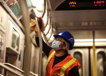 Un operario del metro de Nueva York desinfectando un vagón.
Foto: Stephanie Keith / Stringer (Getty Images)