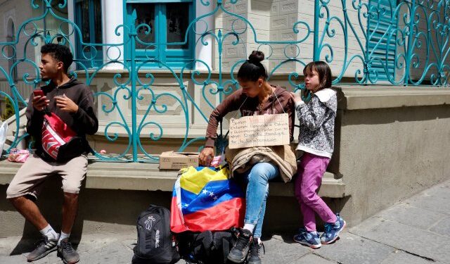 Venezuelan migrants are seen in the centre of La Paz, Bolivia March 29, 2019. Picture taken March 29, 2019. REUTERS/David Mercado