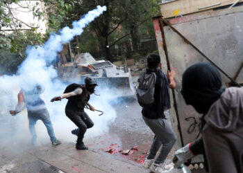 Demonstrators clash with the security forces during a protest against Chile's government, in Santiago, Chile November 27, 2019. REUTERS/Pablo Sanhueza