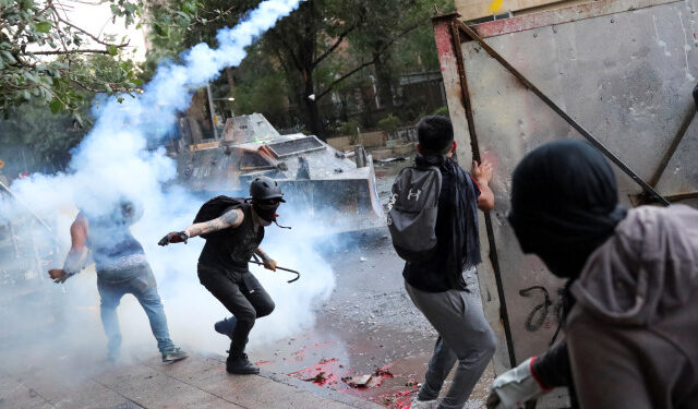 Demonstrators clash with the security forces during a protest against Chile's government, in Santiago, Chile November 27, 2019. REUTERS/Pablo Sanhueza