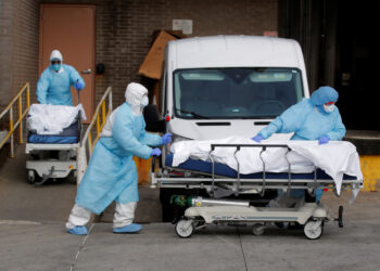Trabajadores sanitarios mueven cuerpos de personas fallecidas del Centro Médico Wyckoff Heights durante el brote de coronavirus (COVID-19) en Nueva York. 2 de abr 2020. REUTERS/Brendan Mcdermid