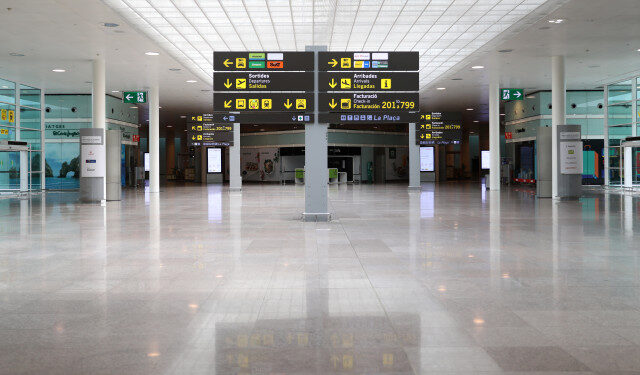 El aeropuerto Josep Tarradellas Barcelona-El Prat vacío durante la Semana Santa, debido al brote de la enfermedad coronavirus (COVID-19), en Barcelona, España, el 10 de abril de 2020. REUTERS/Nacho Doce