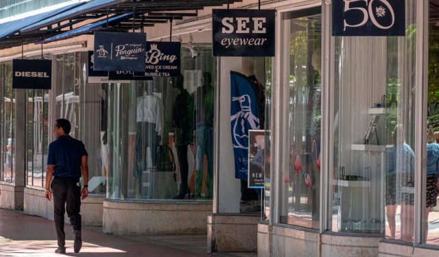 USA1481. MIAMI BEACH (FL, EEUU), 05/05/2020.- Un hombre camina este martes frente a una tiendas cerradas por el coronavirus en la turística calle de Lincoln Road en Miami Beach, Florida (Estados Unidos). COVID-19 aún sigue candente, el condado de Miami-Dade, con casi un 70 % de latinos, sufre doblemente el impacto de la pandemia y todas las ayudas para la población de menos ingresos y los pequeños negocios se están quedando cortas. A día de hoy en Miami-Dade se habían confirmado 13.085 casos y 407 muertes de COVID-19, que confirman a ese condado como el más golpeado por el nuevo coronavirus en un estado que suma 37.439 casos y 1.471 muertes desde el 1 de marzo, según el Departamento de Salud estatal. EFE/Giorgio Viera