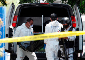 MEX644. GUADALAJARA (MÉXICO), 03/05/2020.- Personal del servicio médico forense levanta los cadáveres de 4 personas que fueron ejecutadas por un comando armado que ingresó un domicilio este domingo, en la ciudad de Guadalajara, estado de Jalisco (México). Al menos nueve personas fueron asesinadas en tres ataques con armas de fuego en diversos puntos de la ciudad mexicana de Guadalajara, informó la Fiscalía General de Justicia del occidental estado de Jalisco. EFE/ Francisco Guasco