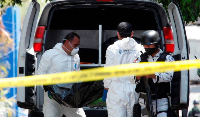 MEX644. GUADALAJARA (MÉXICO), 03/05/2020.- Personal del servicio médico forense levanta los cadáveres de 4 personas que fueron ejecutadas por un comando armado que ingresó un domicilio este domingo, en la ciudad de Guadalajara, estado de Jalisco (México). Al menos nueve personas fueron asesinadas en tres ataques con armas de fuego en diversos puntos de la ciudad mexicana de Guadalajara, informó la Fiscalía General de Justicia del occidental estado de Jalisco. EFE/ Francisco Guasco