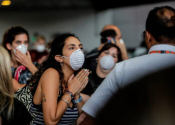 Una joven fue registrada este viernes al discutir con personal del aeropuerto por las dificultades de conseguir vuelos este viernes, en el aeropuerto internacional de Río de Janeiro (Brasil). EFE/Antonio Lacerda