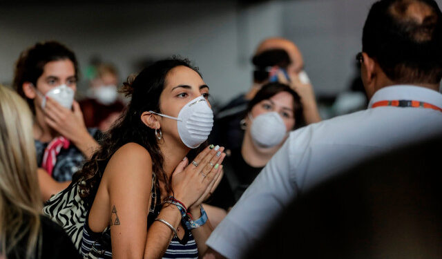 Una joven fue registrada este viernes al discutir con personal del aeropuerto por las dificultades de conseguir vuelos este viernes, en el aeropuerto internacional de Río de Janeiro (Brasil). EFE/Antonio Lacerda