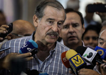 VEN011. CARACAS (VENEZUELA), 15/07/2017.- El expresidente de México Vicente Fox (c) habla con miembros de la prensa tras su llegada al aeropuerto internacional Simón Bolívar hoy, sábado 15 de julio de 2017, en Caracas (Venezuela). Los expresidentes Vicente Fox (México), Andrés Pastrana (Colombia), Jorge Quiroga (Bolivia) Laura Chinchilla y Miguel Ángel Rodríguez (Costa Rica) llegaron hoy a Venezuela para estar presentes este domingo en la consulta impulsada por la oposición sobre la Constituyente. EFE/Miguel Gutiérrez