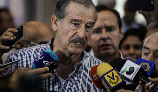 VEN011. CARACAS (VENEZUELA), 15/07/2017.- El expresidente de México Vicente Fox (c) habla con miembros de la prensa tras su llegada al aeropuerto internacional Simón Bolívar hoy, sábado 15 de julio de 2017, en Caracas (Venezuela). Los expresidentes Vicente Fox (México), Andrés Pastrana (Colombia), Jorge Quiroga (Bolivia) Laura Chinchilla y Miguel Ángel Rodríguez (Costa Rica) llegaron hoy a Venezuela para estar presentes este domingo en la consulta impulsada por la oposición sobre la Constituyente. EFE/Miguel Gutiérrez