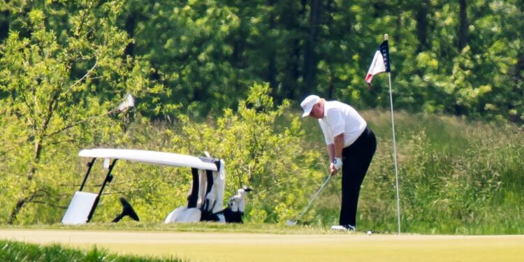 El presidente de Estados Unidos, Donald Trump, fue registrado este sábado al jugar golf, en el Trump National Golf Club, en Sterling (Virginia, EE.UU.). EFE/Jim Lo Scalzo