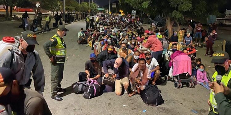 Fotografía cedida por la Secretaría de Frontera y Cooperación Internacional de ciudadanos venezolanos haciendo fila para cruzar a su país este domingo en Cúcuta (Colombia). EFE/ Secretaría de Frontera y Cooperación Internacional