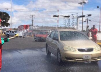 Los carros provenientes de El Tigre fueron descontaminados en la entrada de Guanipa | Foto: Marinelid Marcano