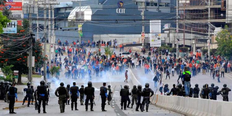 Policías y militares desalojan a simpatizantes de la Alianza de Oposición contra la Dictadura en Tegucigalpa (Honduras). Foto/ EFE