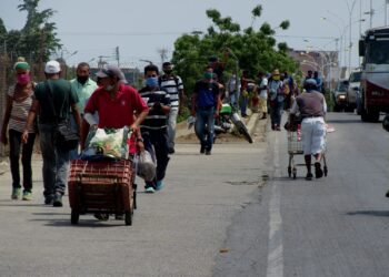Niños y adultos consiguen ingresos trasladando bultos en carruchas. Foto Rafael Salazar. El Tiempo.