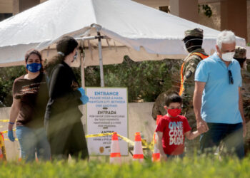 People leave the first walk-up testing site in Miami-Dade open at Holy Family Catholic Church in North Miami, Florida, USA, 28 April 2020. EFE/Cristóbal Herrera/Archivo