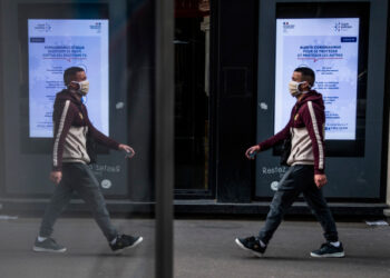 Paris (France), 04/05/2020.- A man with a protection mask passes by an advertisement about coronavirusin Paris, France, 04 May 2020. France is currently under lockdown in an attempt to stop the widespread of the SARS-CoV-2 coronavirus causing the Covid-19 disease, but the French government plans to loosen containment measures and traffic restrictions from 11 May although some social distancing measures will still be kept in place. (Francia) EFE/EPA/MOHAMMED BADRA