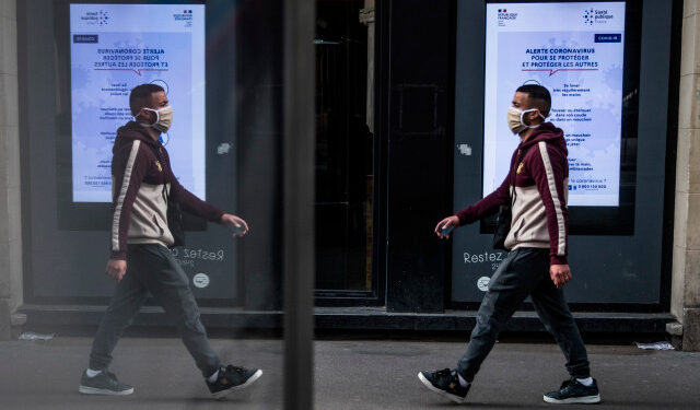 Paris (France), 04/05/2020.- A man with a protection mask passes by an advertisement about coronavirusin Paris, France, 04 May 2020. France is currently under lockdown in an attempt to stop the widespread of the SARS-CoV-2 coronavirus causing the Covid-19 disease, but the French government plans to loosen containment measures and traffic restrictions from 11 May although some social distancing measures will still be kept in place. (Francia) EFE/EPA/MOHAMMED BADRA